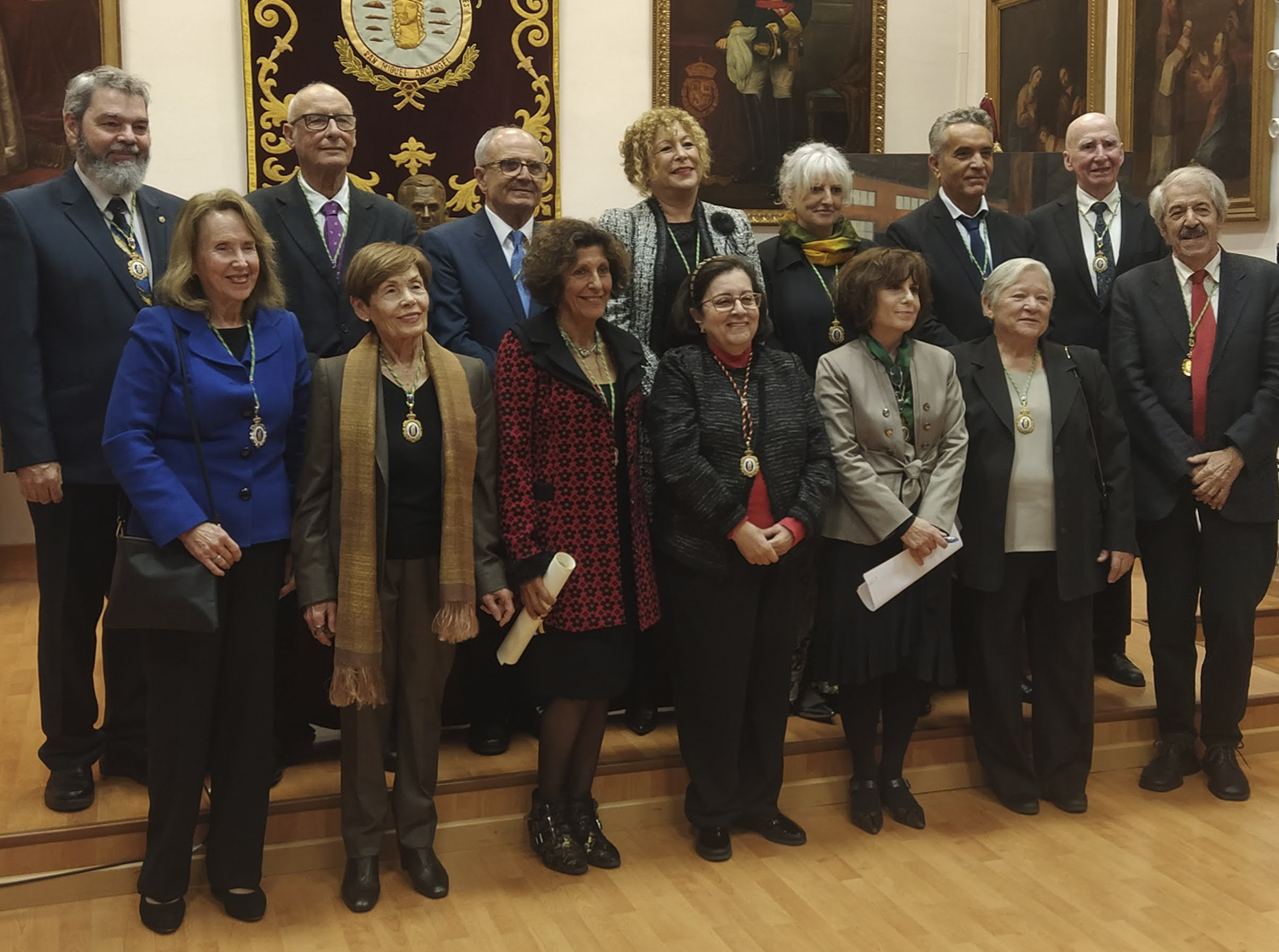 Foto grupal de los miembros de la Real Academia Canaria de Bellas Artes.