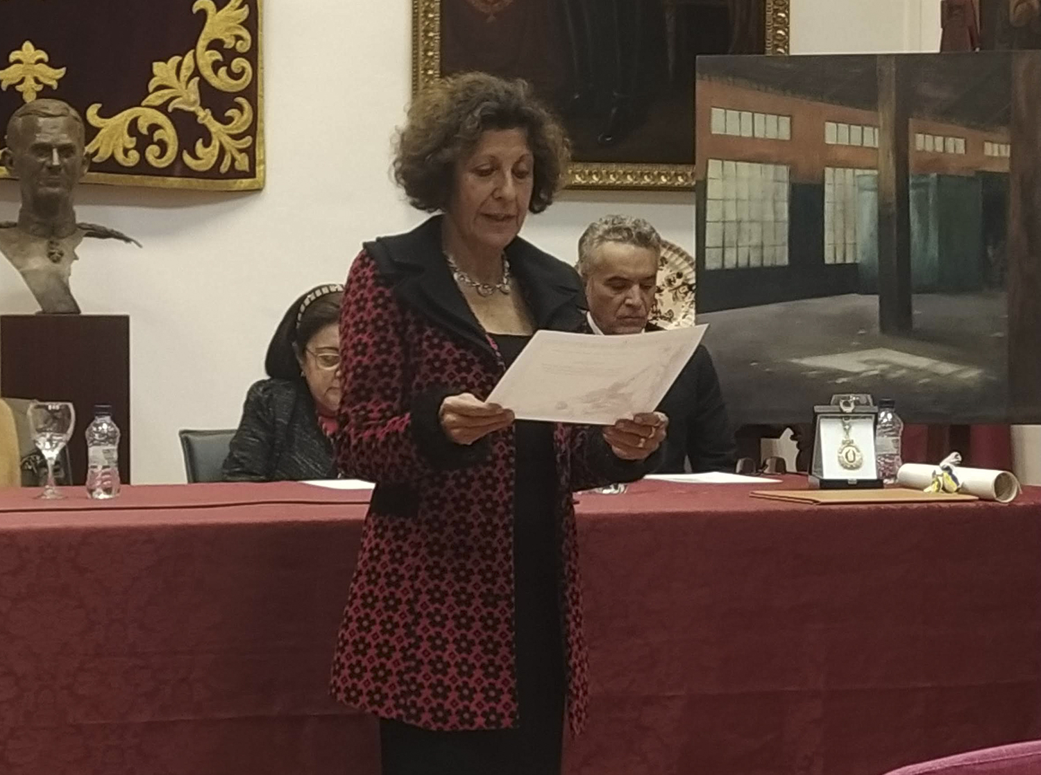 Lola del Castillo en su acto de nombramiento como miembro de la Real Academia Canaria de Bellas Artes.