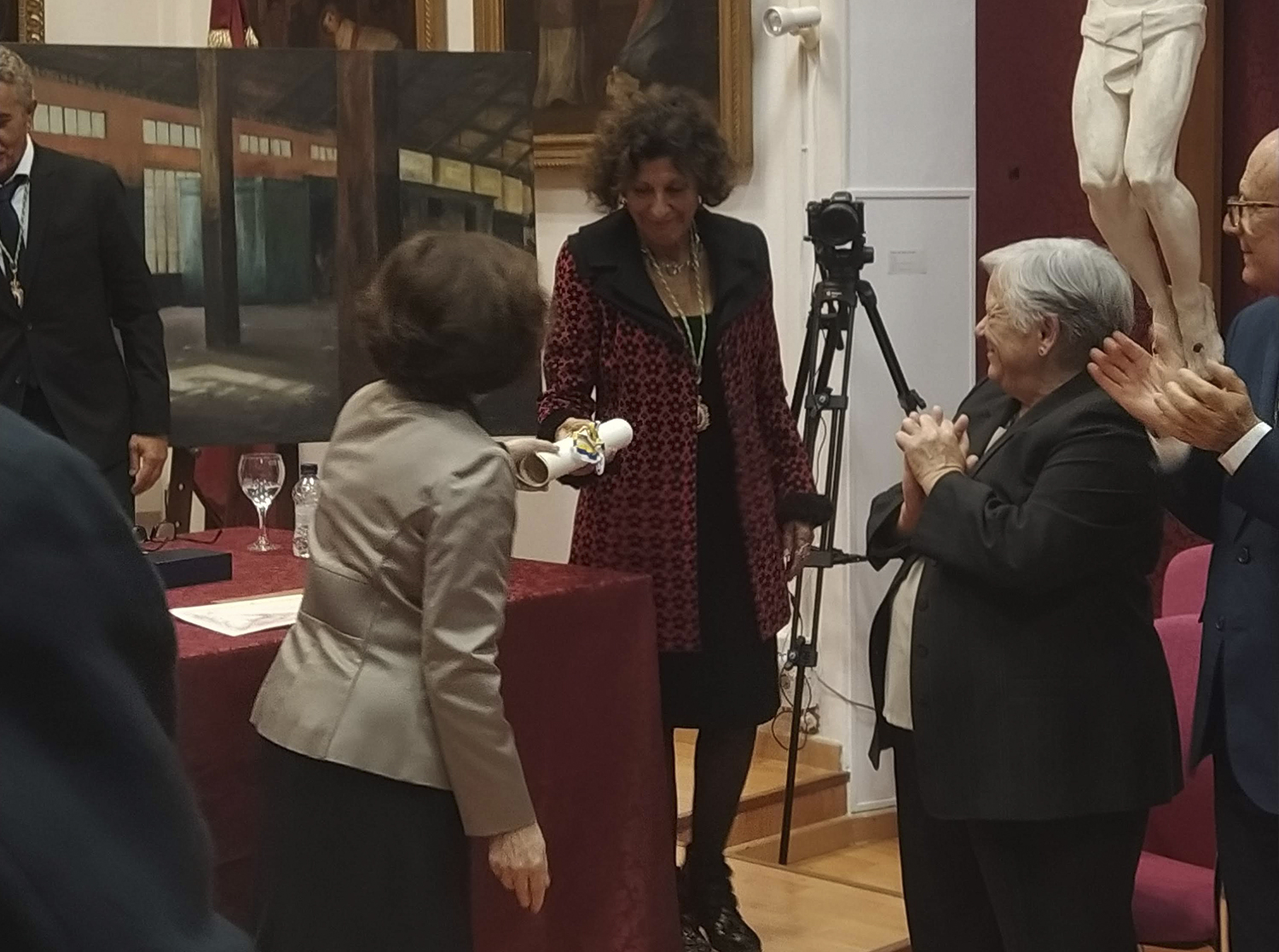 Lola del Castillo recibiendo la medalla y el diploma de la Real Academia Canaria de Bellas Artes.
