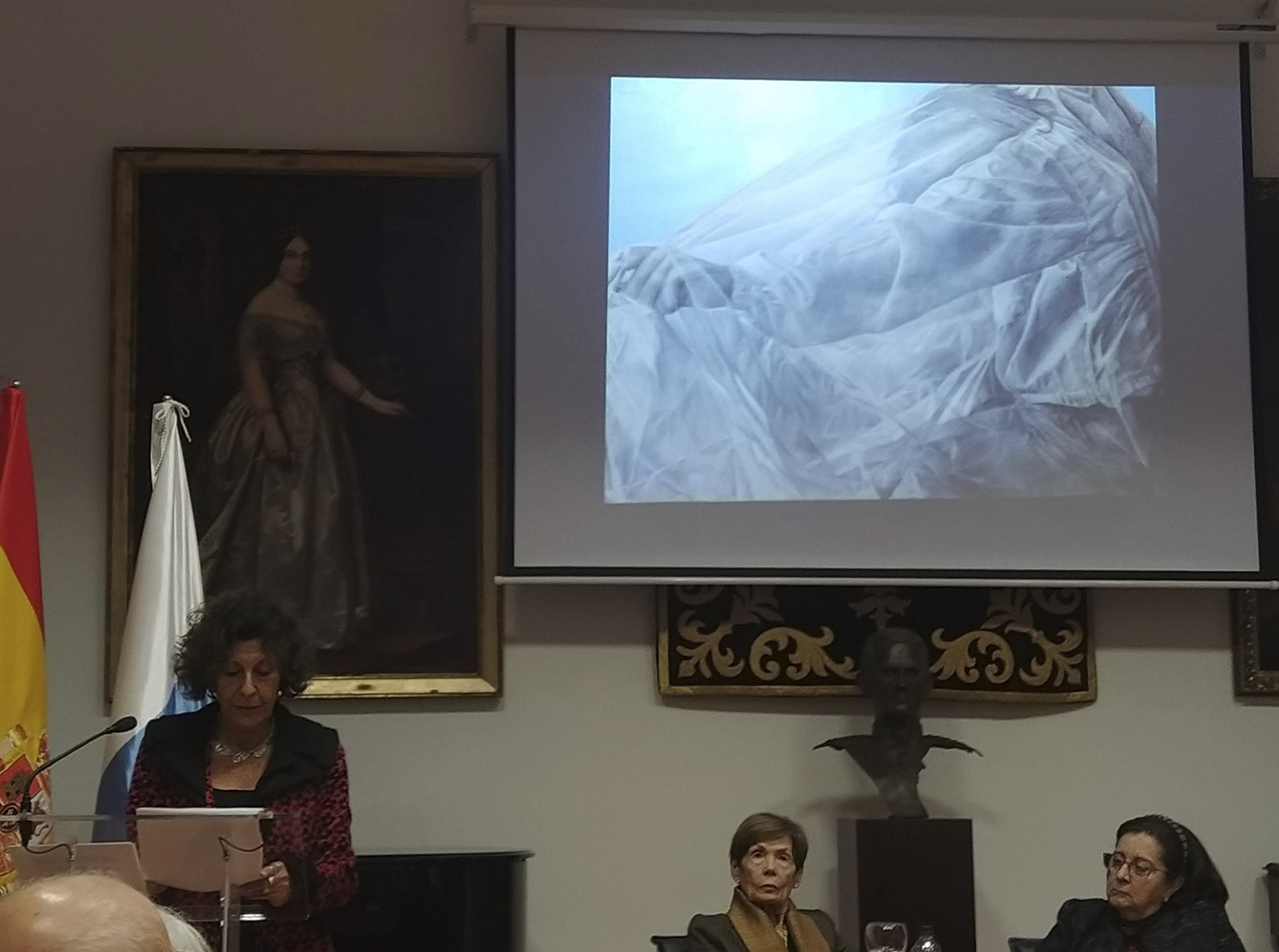 Lola del Castillo dando su discurso en la Real Academia Canaria de Bellas Artes.